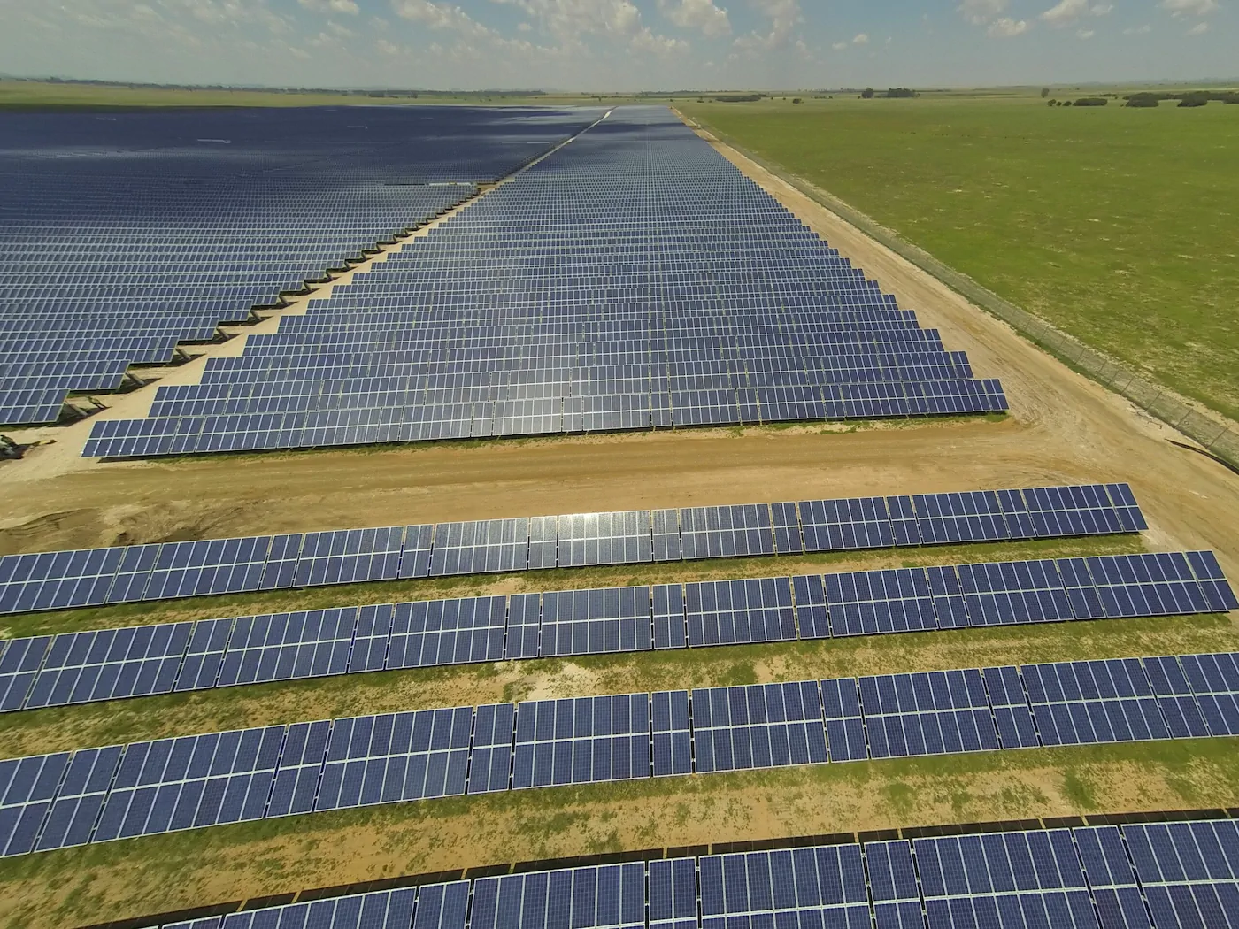 instalación fotovoltaica fija sobre terreno